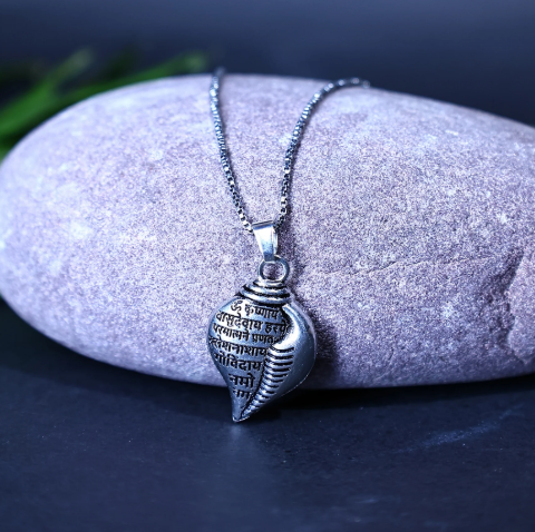 Shri Krishna Shankha Pendant with chain